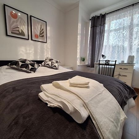 Uplands Grove Bungalow ولفرهامبتون المظهر الخارجي الصورة